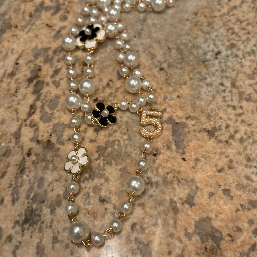 NWT Costume necklace with inspired pendants on the necklace - Picture 6 of 6